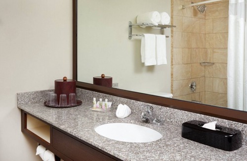 Matteson House | Explore Illinois: Onsite Dining, Pool & Free Parking Await!