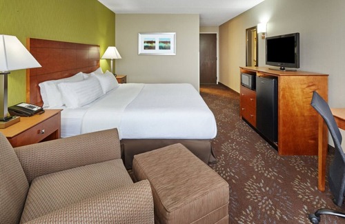 Matteson House | Explore Illinois: Onsite Dining, Pool & Free Parking Await!