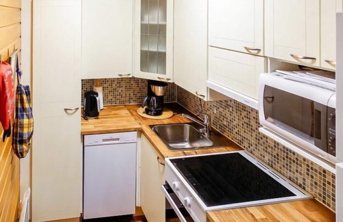 Saariselka House | Relaxing Evertin Hippu with Lake View and Spa Amenities