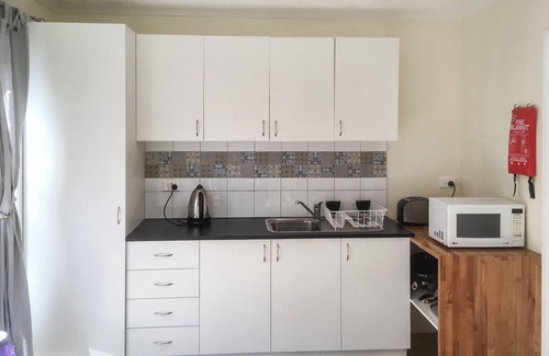 Point Vernon Apartment | Ideal Family Getaway with Pool and Breakfast Included