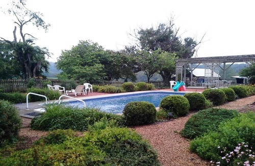 Haywood Cottage | Conveniently Located Retreat with Family and Pet Amenities