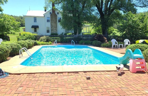 Haywood Cottage | Conveniently Located Retreat with Family and Pet Amenities