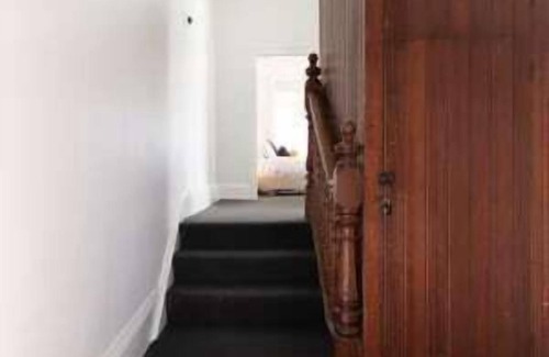 Launceston CBD Apartment | Top Amenities Await at Elphin: Parking & Wi-Fi Included
