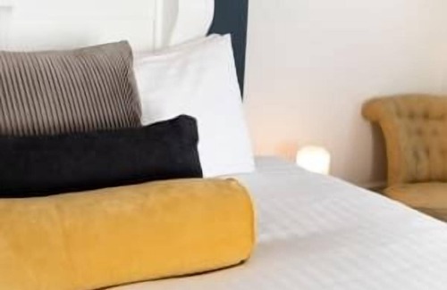 Launceston CBD Apartment | Top Amenities Await at Elphin: Parking & Wi-Fi Included