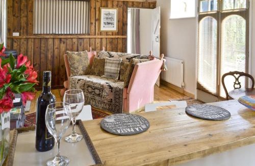 Bishop's Stortford House | Cozy Evie Rose Cottage: 4-Star Pet & Child Friendly Retreat