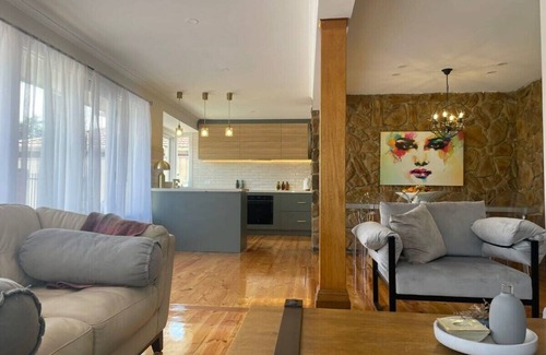 Tullamarine House | Experience Evies White House Oasis: Pool & Airport Access