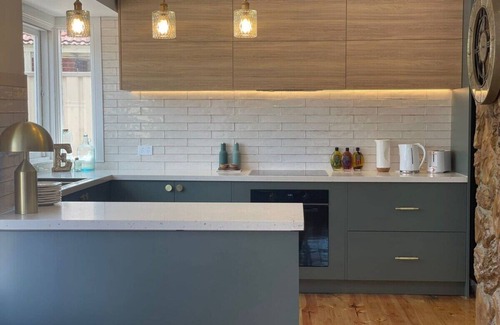 Tullamarine House | Experience Evies White House Oasis: Pool & Airport Access