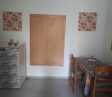 Mires Apartment | Cozy EVIS ROOMS: Family & Pet-Friendly Getaway