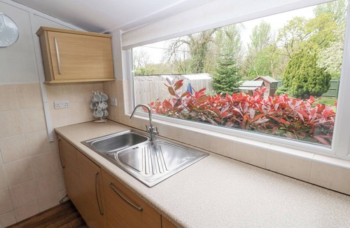 Ewenny Cottage | Cozy Eweny Cottage: Pet-Friendly Retreat with Ocean View