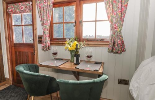 Cottingham House | Pet-Friendly Retreat at Ewes Welcome - Rated 9.6/10!