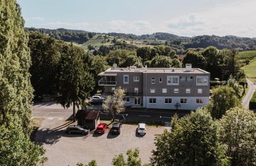 Ehrenhausen an der Weinstraße House | Elevate Your Stay at Ewitsch 13 - Hotel Garni with Pool & More