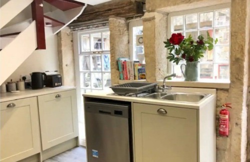 Todmorden Cottage | Discover Ewood Cottage: Top-Rated Country Retreat with Breakfast