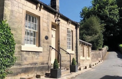 Todmorden Cottage | Discover Ewood Cottage: Top-Rated Country Retreat with Breakfast