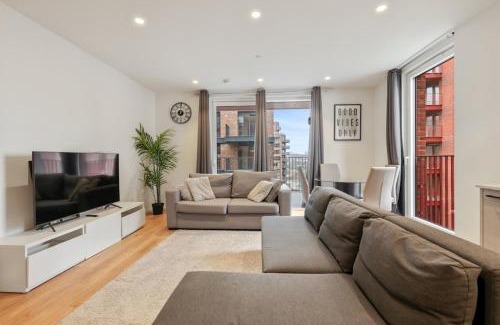 Poplar Apartment | Excel Riverside: Family-Friendly 4-Star Retreat with High Ratings