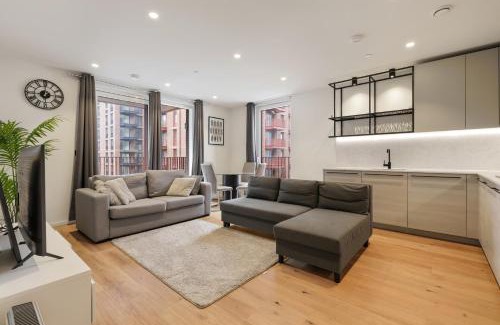 Poplar Apartment | Excel Riverside: Family-Friendly 4-Star Retreat with High Ratings