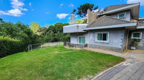 Alto da Boa Vista House | Elegant Retreat in a Prime Neighborhood of Campos do Jordão