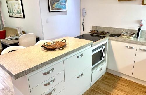 Pinheiros Apartment | Elegant 4-Star Apartment Near Fradique Metro with Ocean View