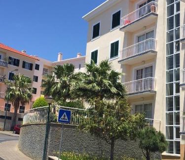 Sao Pedro Apartment | Elegant T3 Duplex in Funchal with Hot Tub & Family-Friendly