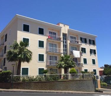 Sao Pedro Apartment | Elegant T3 Duplex in Funchal with Hot Tub & Family-Friendly