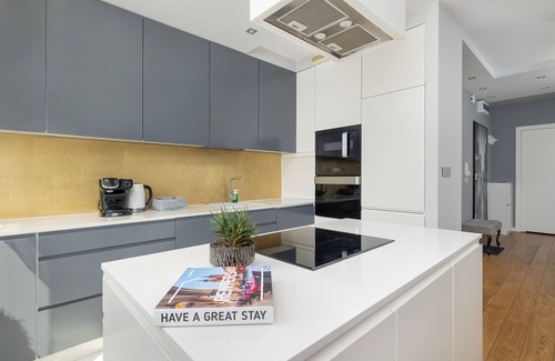 Podgorze Apartment | Stylish 2 Bedroom Apartment with Balcony & Parking in Krakow