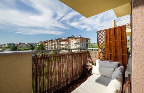 Podgorze Apartment | Stylish 2 Bedroom Apartment with Balcony & Parking in Krakow