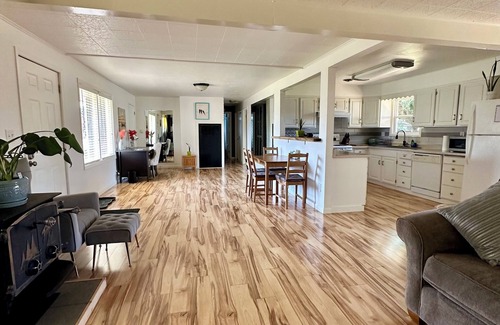 Springfield House | Prime Location for Travelers - Entire House with Kitchen