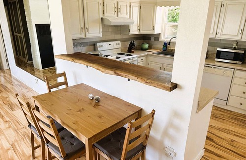 Springfield House | Prime Location for Travelers - Entire House with Kitchen