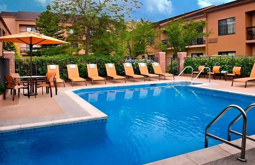Middletown Apartment | Ideal Retreat with Indoor/Outdoor Pools for Pet Lovers