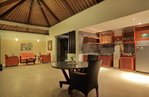 Mangsit House | Intimate Romantic Villa with Private Pool & Breakfast