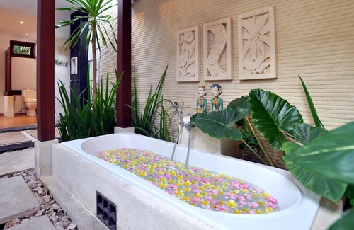 Mangsit House | Intimate Romantic Villa with Private Pool & Breakfast