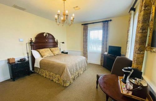 Clemmons Apartment | Eco-Friendly Excelsior at the Manor House with Pool & Hot Tub