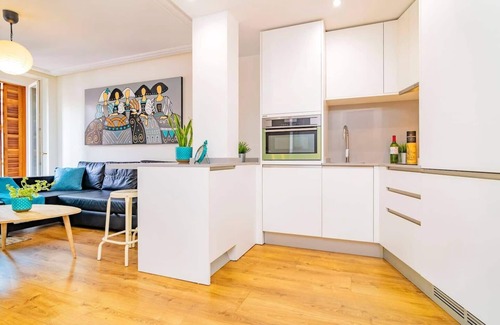 Literary Quarter Apartment | Stylish Apartment on Calle Atocha with Spa and Breakfast
