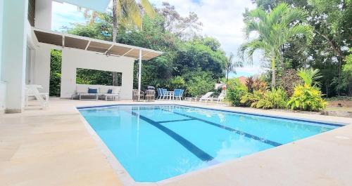 Girardot House | Premier CASA FINCA El Peñón with Pool & Free WiFi