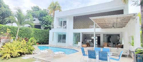 Girardot House | Premier CASA FINCA El Peñón with Pool & Free WiFi