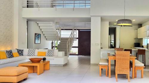 Girardot House | Premier CASA FINCA El Peñón with Pool & Free WiFi