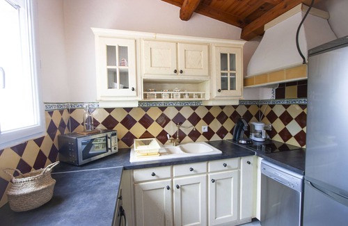 Pernes-les-Fontaines House | Tranquil Retreat in Pine Forest with Pool & Breakfast