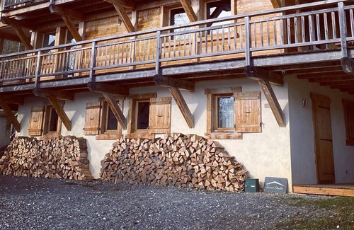 Verchaix Apartment | Exceptional 2 Bedroom Apartment with access to Sauna & Spa