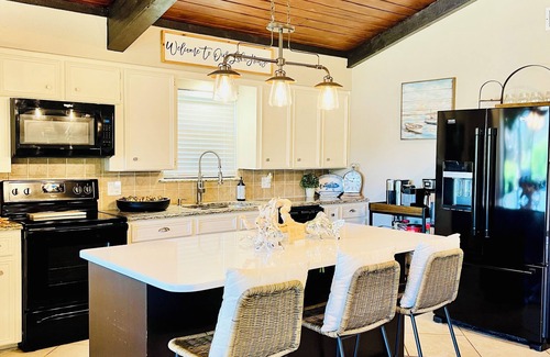 Enchanted Oaks House | Waterfront Retreat: Ideal Family Getaway & Pet Friendly