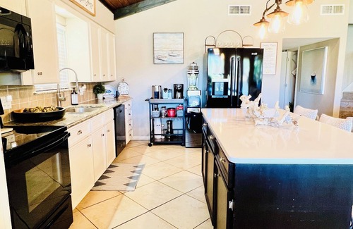 Enchanted Oaks House | Waterfront Retreat: Ideal Family Getaway & Pet Friendly