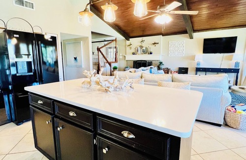 Enchanted Oaks House | Waterfront Retreat: Ideal Family Getaway & Pet Friendly