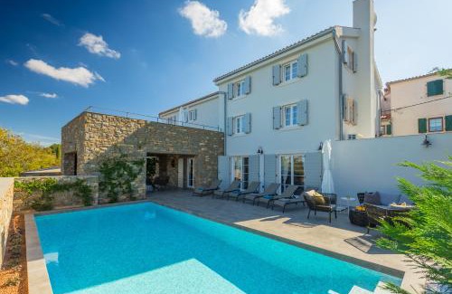 Momjan Villa | Stunning 4-Star Villa with Ocean View & Spa Amenities