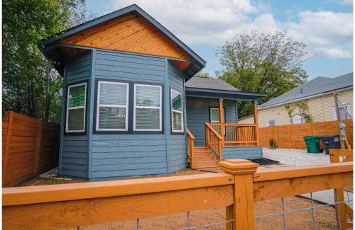 Historic Garderns House | Prime 5BR Retreat Near Riverwalk and Downtown - Family Friendly