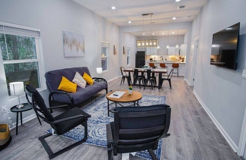 Historic Garderns House | Ideal 5BR Getaway Near Riverwalk and Downtown Attractions