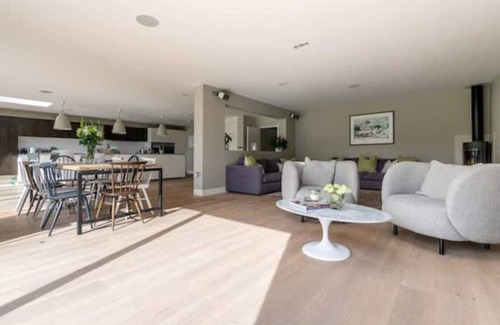 Poole House | Seaside Haven: 6-Bed Home with Harbour Views & Child-Friendly Amenities