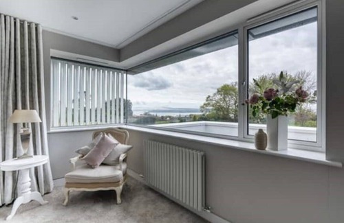 Poole House | Seaside Haven: 6-Bed Home with Harbour Views & Child-Friendly Amenities
