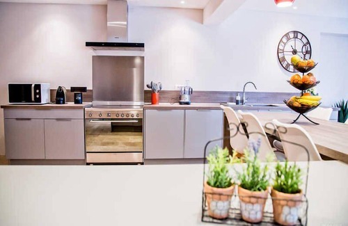 Noves House | Exceptional air-conditioned farmhouse in Noves (13), park, heated pool, pets allowed (2).