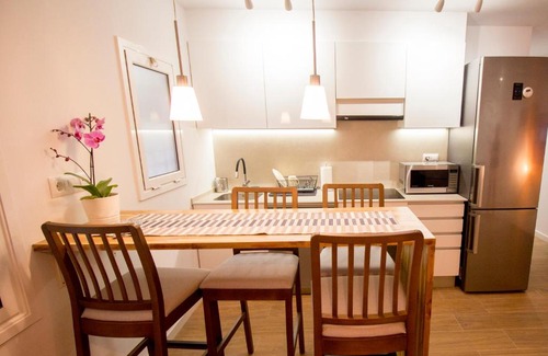 Old Town Apartment | Explore Girona's Old Town: Guest Rated 10/10 Apartment