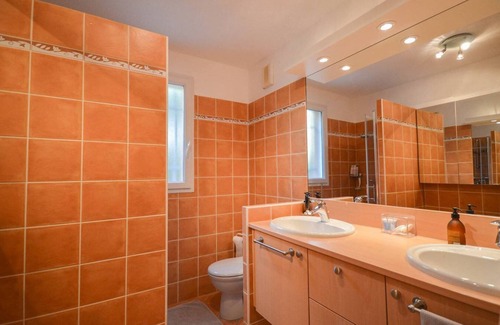 Lorgues Apartment | Prime Apartment Steps from Lorgues Center with Pool & Lake Views
