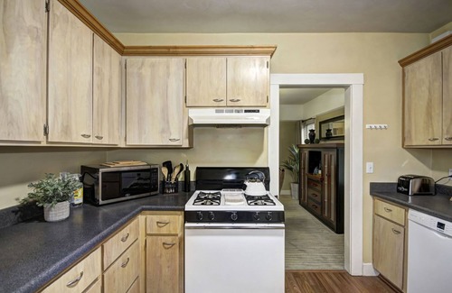Downtown Sacramento Apartment | Historic Midtown Retreat with Pet-Friendly Amenities