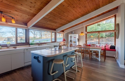 West Wareham House | Idyllic Lakefront Deck House with Breathtaking Water Views